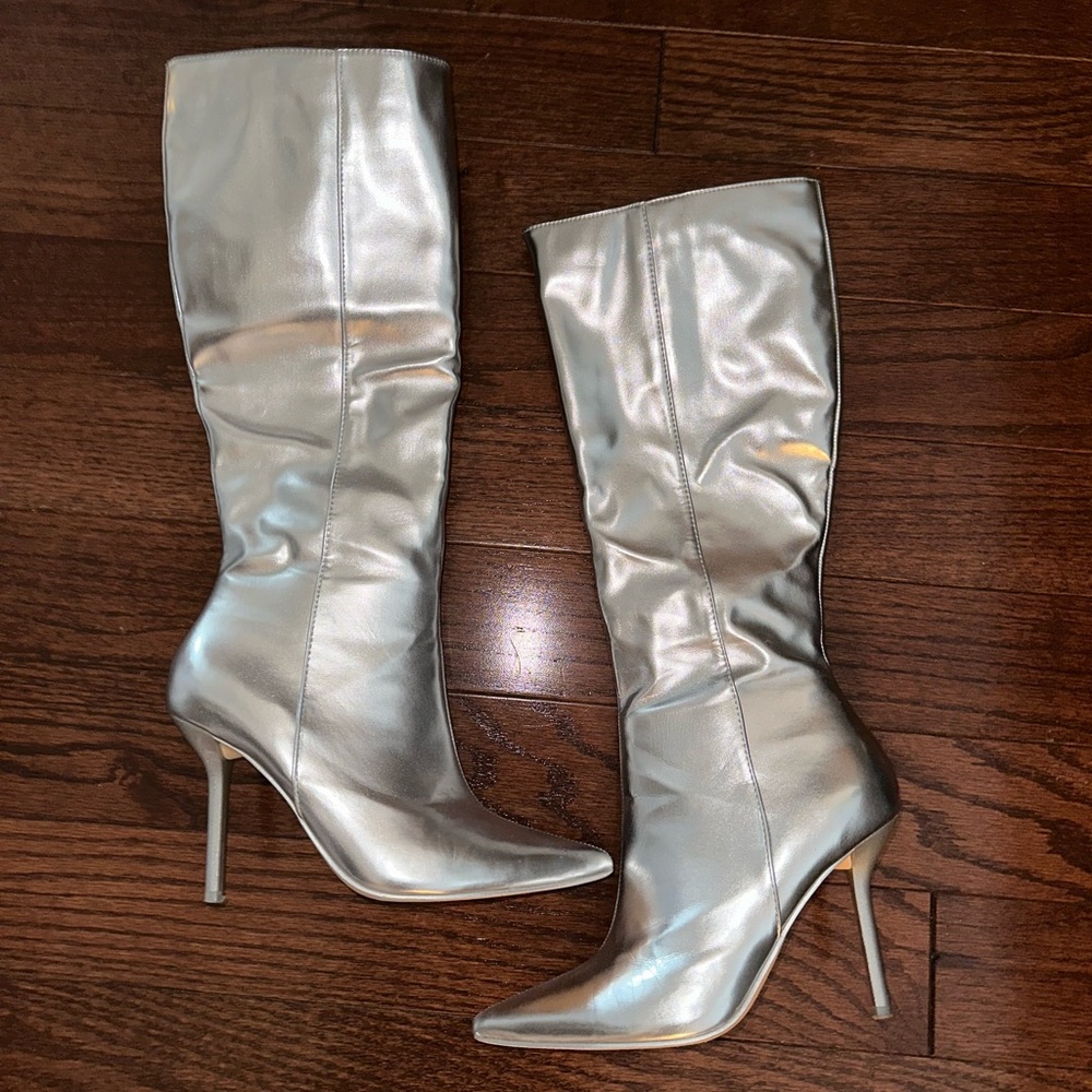 SILVER METALLIC BOOTS / size 6 (worn once)